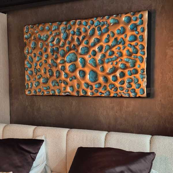 Goudkleurig paneel als hoofdbord achter bedwand